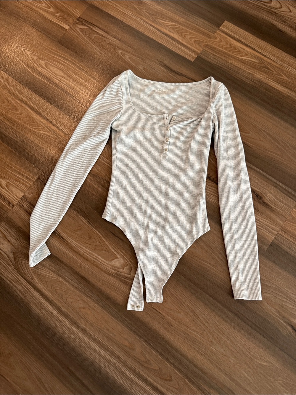 American Eagle Women’s Long Sleeve Ribbed Bodysuit in Light gray